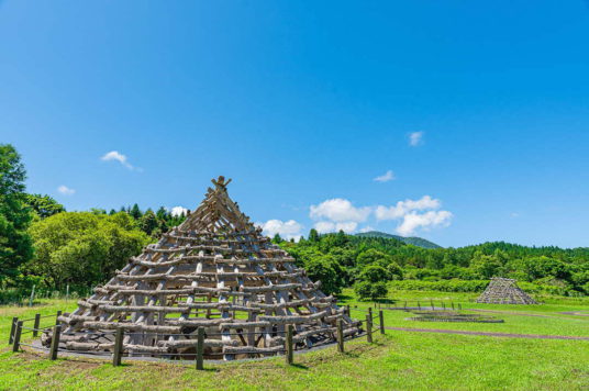 「晴天と竪穴式住居（大船遺跡）」”北の縄文”魅力発見フォトコンテスト入選作品